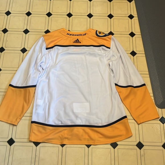 🏒 adidas Nashville Predators white authentic jersey size 50 EUC - Picture 4 of 6